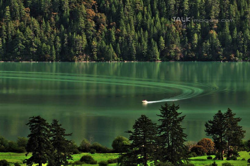 皮划艇,无人,横图,室外,白天,正面,旅游,度假,草地,草坪,湖,湖泊,美景,山,山脉,树林,水,植物,船,中国,亚洲,一艘,阴影,波纹,飞溅,溅,光线,液体,影子,湖面,景观,山峰,水流,水面,山峦,娱乐,西藏,草,树,树木,绿色,水纹,阳光,自然,船尾波,交通工具,波浪,湖水,群山,行驶,享受,休闲,景色,放松,生长,成长,喷洒,自然风光,藏,东亚,西藏自治区,中华人民共和国,西南地区,彩图,yzdzj1