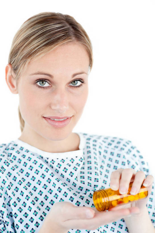 西方人,脸,头,脸颊,手,一个人,病人,捧,笑,微笑,竖图,室内,特写,白天,白色背景,正面,安全,欧洲,欧洲人,双手,仅一个年轻女性,仅一个女性,仅一个人,握,药剂,防护,拿,拿着,注视,胶囊,肩膀,瓶子,塑料制品,药品,观察,看,手部,塑料瓶,治疗,握着,摄影,影棚,观看,保护,药物,察看,医疗,阿司匹林,病服,关注,病患,保险,预防,病号服,镇痛,解热,抑制,平安,年轻女性,女人,女性,白种人,头部,脸部,脸蛋,面部,患者,就医者,端,端着,捧着,手捧,半身,彩图,影棚拍摄,拍摄,病患服,病人服,病员服,乙酰水杨酸