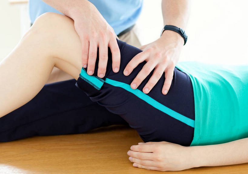 西方人,两个人,躺,跪,横图,俯视,室内,白天,运动服,按摩,地板,欧洲,欧洲人,握,服装,时间,时钟,手表,地面,计时,木地板,衣服,钟表,教练,享受,健康,表,握着,保健,服饰,腕表,衣着,穿着,指压,衣饰,卧着,男人,男性,年轻男性,年轻女性,女人,女性,白种人,钟,跪着,躺着,卧,半身,彩图,高角度拍摄,推拿,教练员,教练者,运动装