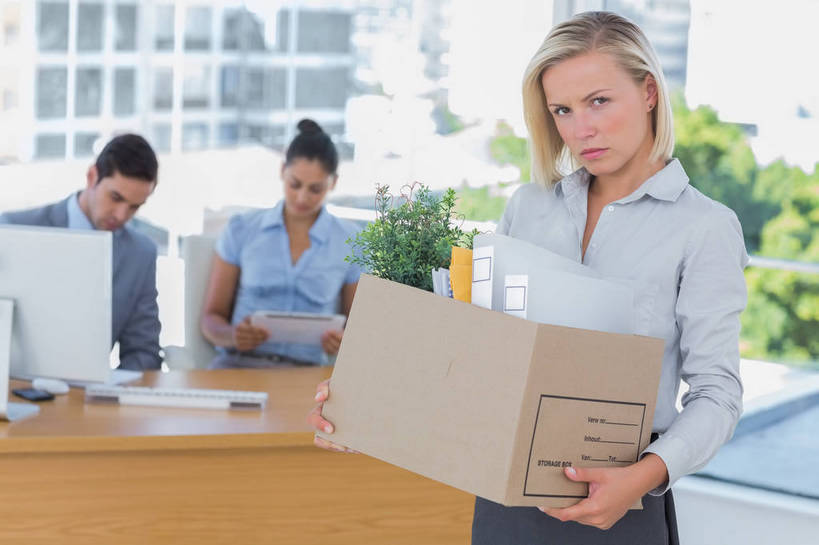 西方人,三个人,同事,商务人士,商务男性,商务女性,办公室,站,坐,捧,横图,室内,白天,正面,衬衫,成功,合作,团队,集体,信心,电脑,显示器,鼠标,键盘,植物,窗户,家具,落地窗,桌子,欧洲,欧洲人,握,套装,网络,包装,纸箱,办公桌,拿,拿着,注视,输入设备,通讯设备,队伍,玻璃窗,树,树木,绿色,自然,容器,箱子,低头,观察,看,站着,台式电脑,握着,生长,成长,观看,解雇,察看,领导,成就,关注,纸板箱,通信设备,商务装,合伙,领袖,工薪阶层,输出设备,包装箱,办公家具,男人,男性,年轻男性,年轻女性,女人,女性,白种人,白领,上班族,端,端着,捧着,手捧,站立,坐着,半身,彩图,衬衣