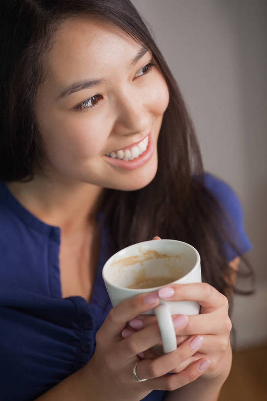 咖啡,东方人,一个人,客厅,坐,笑,微笑,露齿笑,竖图,俯视,室内,白天,爱情,幸福,沙发,杯子,亚洲,仅一个年轻女性,仅一个女性,仅一个人,握,服装,朦胧,模糊,陶瓷,陶瓷制品,一杯,浪漫,拿,拿着,注视,休闲装,黄种人,娱乐,装饰品,饮料,衣服,蓝色,戒指,马克杯,饰品,首饰,水杯,观察,看,享受,休闲,温馨,休闲服,恩爱,放松,乐趣,握着,服饰,观看,信物,察看,提神,起居室,舒适,权利,关注,醒脑,布艺沙发,软饮料,手饰,客堂,年轻女性,女人,女性,亚洲人,坐着,半身,彩图,高角度拍摄