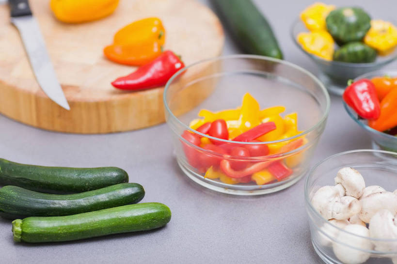 无人,横图,俯视,室内,特写,白天,烹饪,西餐,桌面,桌子,黄瓜,辣椒,蔬菜,金属制品,一堆,许多,阴影,堆叠,堆积,新鲜,反射,金属,木制,工具,影子,菌菇,蔬菜沙拉,沙拉,料理,食品,案板,刀具,很多,菌类,色拉,菜肴,美食,砧板,食物,木制品,刀,食用菌,西式,佳肴,有机食品,绿色食品,堆,真菌,菜刀,彩椒,辣角,红海椒,大椒,辣虎,广椒,切菜刀,白蘑,口蘑,云盘蘑,甜椒,柿子椒,青瓜,辣子,胡瓜,海椒,番椒,灯笼椒,彩图,高角度拍摄,厨房料理台,料理台