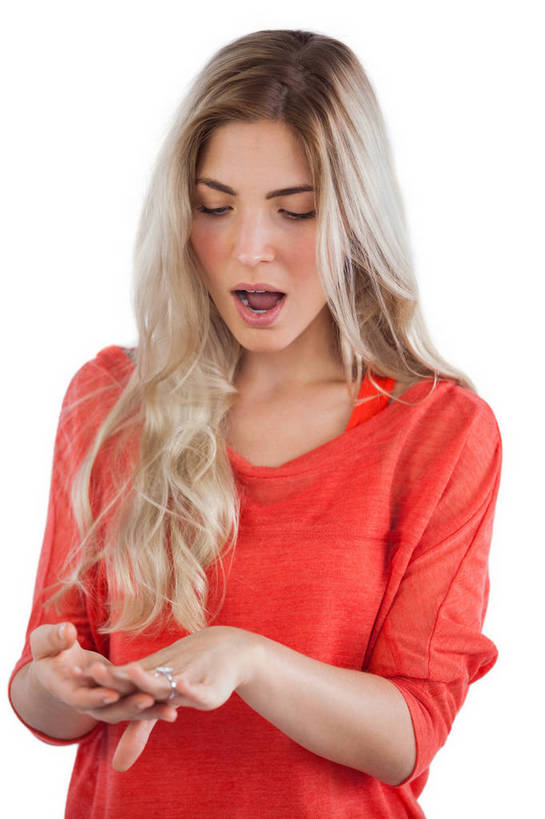 西方人,一个人,站,笑,大笑,竖图,室内,白天,白色背景,正面,爱情,奢侈,兴奋,珠宝,欧洲,欧洲人,仅一个年轻女性,仅一个女性,仅一个人,握,服装,矿石,一枚,浪漫,拿,拿着,注视,休闲装,钻戒,钻石,装饰品,衣服,红色,戒指,饰品,首饰,观察,看,站着,张嘴,休闲,休闲服,恩爱,握着,摄影,服饰,影棚,观看,金刚石,昂贵,坚硬,信物,贵重,察看,宝石,权利,关注,坚定,张大嘴巴,信念,哈哈大笑,手饰,约定,宝贵,年轻女性,女人,女性,白种人,张开嘴,站立,半身,彩图,影棚拍摄,高兴,狂笑,拍摄