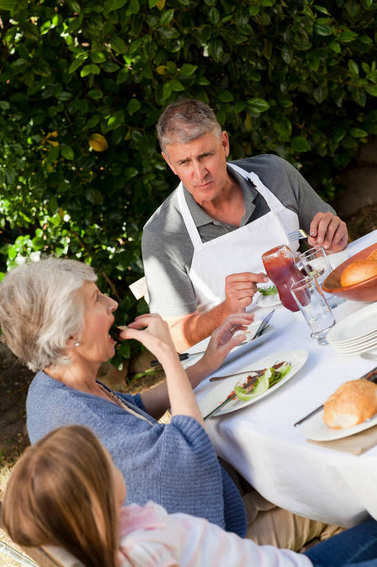 点心,面包,奶酪,果汁,西方人,儿童,老年人,三个人,家庭,夫妻,祖母,祖父,坐,笑,吃,微笑,露齿笑,竖图,俯视,室外,白天,爱情,烹饪,西餐,纯洁,植物,餐桌,桌子,蔬菜,杯子,餐具,欧洲,欧洲人,握,阴影,服装,新鲜,光线,碟子,盘,围裙,影子,调料,酱料,酱汁,肉,蔬菜沙拉,佐料,干酪,起司,沙拉,料理,食品,面点,饮品,调味品,芝士,浪漫,营养,调味料,注视,休闲装,色拉,火腿,猪肉,酱,沙拉酱,沙律,菜肴,美食,肉类,玻璃制品,树,树木,食物,腌制,糕点,饮料,小孩,衣服,绿色,阳光,自然,盘子,水杯,碟,观察,看,休闲,温暖,温馨,一家人,休闲服,乳酪,恩爱,可爱,童年,童趣,西式,握着,恋人,服饰,佳肴,有机食品,绿色食品,生长,奶奶,爷爷,成长,餐台,观看,祖孙,色拉酱,和睦,察看,乳制品,关注,可口,发酵,肉食,童真,烂漫,无邪,外婆,外孙女,外祖母,豚肉,外公,外祖父,适口,熏制,火肉,兰熏,猪腿,天真,老年男性,老年女性,男人,男性,女孩,女人,女性,白种人,孩子,夫妇,情侣,孙女,玻璃杯,嚼,食,坐着,半身,彩图,高角度拍摄,伴侣,融洽,女生
