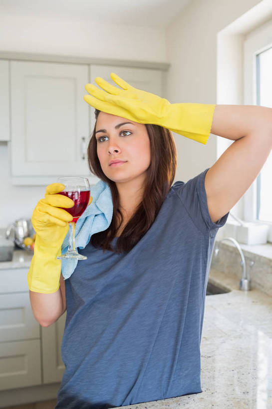 红酒,葡萄酒,西方人,一个人,站,竖图,室内,白天,正面,安全,厨房,窗户,杯子,欧洲,欧洲人,仅一个年轻女性,仅一个女性,仅一个人,擦,抚摸,握,服装,高脚杯,防护,红酒杯,白葡萄酒,酒类,拿,拿着,注视,休闲装,玻璃窗,玻璃制品,酒,饮料,衣服,酒杯,手套,观察,看,站着,休闲,休闲服,擦拭,握着,服饰,观看,保护,察看,葡萄酒杯,关注,保险,保全,周全,安稳,安定,防护手套,揩擦,拭,平安,年轻女性,女人,女性,白种人,玻璃杯,站立,半身,彩图,灶间,轻抚