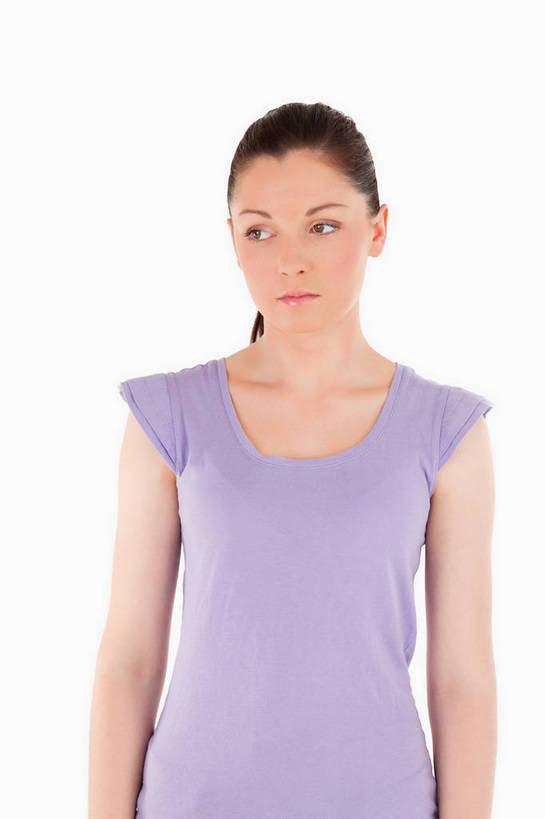 西方人,一个人,站,竖图,室内,白天,白色背景,正面,欧洲,欧洲人,仅一个年轻女性,仅一个女性,仅一个人,服装,食品,注视,休闲装,食材,食物,衣服,紫色,观察,看,站着,休闲,休闲服,摄影,服饰,影棚,观看,察看,关注,年轻女性,女人,女性,白种人,站立,半身,彩图,影棚拍摄,拍摄