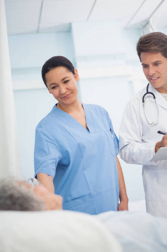 西方人,三个人,伙伴,朋友,医生,病人,医院,站,躺,竖图,室内,白天,仰视,工作服,制服,友谊,合作,团队,床,欧洲,欧洲人,服装,朦胧,模糊,床单,注视,被子,衣服,蓝色,白色,病床,听诊器,观察,看,站着,医护人员,医疗人员,战略,服饰,观看,察看,医疗设备,被单,衣着,白大褂,病服,穿着,关注,病患,医疗器械,防护服,医疗工具,隔离服,无菌服,实验服,医疗机构,病号服,联合,合谋,工作制服,衣饰,检测工具,卧着,配合,协作,老年女性,男人,男性,女人,女性,中年男性,中年女性,白种人,大夫,患者,就医者,躺着,卧,站立,半身,彩图,低角度拍摄,工作套服,病院,诊所,病患服,防静电工装,隔工作服,洁净工装,洁净工作服,净化服,无尘工作服,无尘衣,护理床,医疗床,实验衣,病人服,病员服