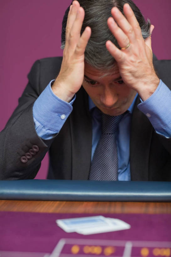 西方人,一个人,坐,竖图,室内,夜晚,正面,游戏,赌博,贪欲,竞争,桌面,桌子,扑克牌,纸牌,玩具,扑克,欧洲,欧洲人,仅一个男性,仅一个人,仅一个中年男性,抱头,阴影,反射,影子,玩,注视,娱乐,刺激,低头,观察,看,休闲,思考,观看,活动,察看,双手抱头,发泄,关注,消遣,智力,赌具,投机,侥幸,欲望,宣泄,思虑,垂头,捧首,捧头,男人,男性,中年男性,白种人,玩耍,嬉戏,坐着,半身,彩图,胜负,输赢