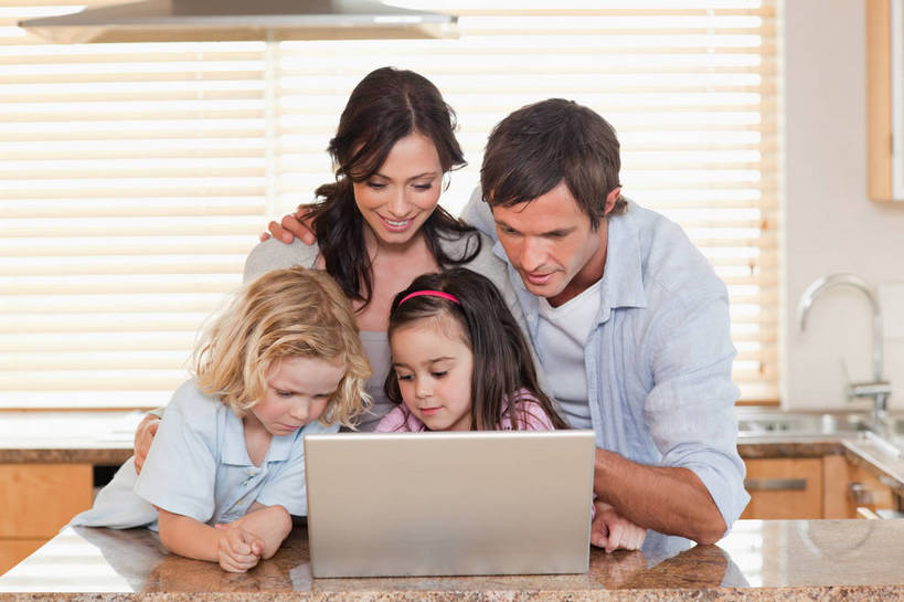 西方人,儿童,中年人,四个人,家庭,夫妻,母亲,父亲,女儿,儿子,坐,笑,微笑,横图,室内,白天,正面,衬衫,爱情,纯洁,电脑,笔记本电脑,厨房,窗户,桌面,桌子,厨具,欧洲,欧洲人,握,服装,装饰,网络,工具,水槽,水龙头,头饰,百叶窗,浪漫,注视,休闲装,干净,通讯设备,水斗,开关,小孩,衣服,发箍,发饰,饰品,打开,低头,观察,看,休闲,温暖,温馨,父女,父子,母女,母子,一家人,休闲服,恩爱,父爱,可爱,母爱,童年,童趣,握着,恋人,服饰,头箍,油烟机,观看,华丽,修饰,一台,点缀,阀门,和睦,察看,卫生,无线,吸油烟机,开启,关注,通信设备,无线网络,发卡,无线上网,便携式电脑,童真,抽油烟机,烂漫,无邪,配饰,衬托,美观,雅致,雅观,垂头,水咀,天真,手提电脑,男孩,男人,男性,年轻女性,女孩,女人,女性,中年男性,白种人,孩子,年轻人,夫妇,情侣,坐着,半身,彩图,衬衣,灶间,厨房料理台,伴侣,融洽,男生,女生,料理台