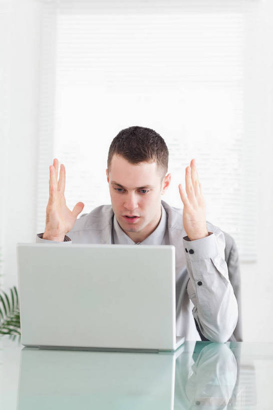 西方人,一个人,商务人士,商务男性,办公室,坐,竖图,室内,白天,正面,衬衫,电脑,笔记本电脑,家具,桌子,欧洲,欧洲人,仅一个男性,仅一个人,套装,网络,办公桌,食品,注视,通讯设备,食材,食物,仅一个年轻男性,观察,看,观看,一台,察看,无线,关注,通信设备,商务装,无线网络,无线上网,便携式电脑,工薪阶层,办公家具,手提电脑,男人,男性,年轻男性,白种人,白领,上班族,坐着,半身,彩图,衬衣