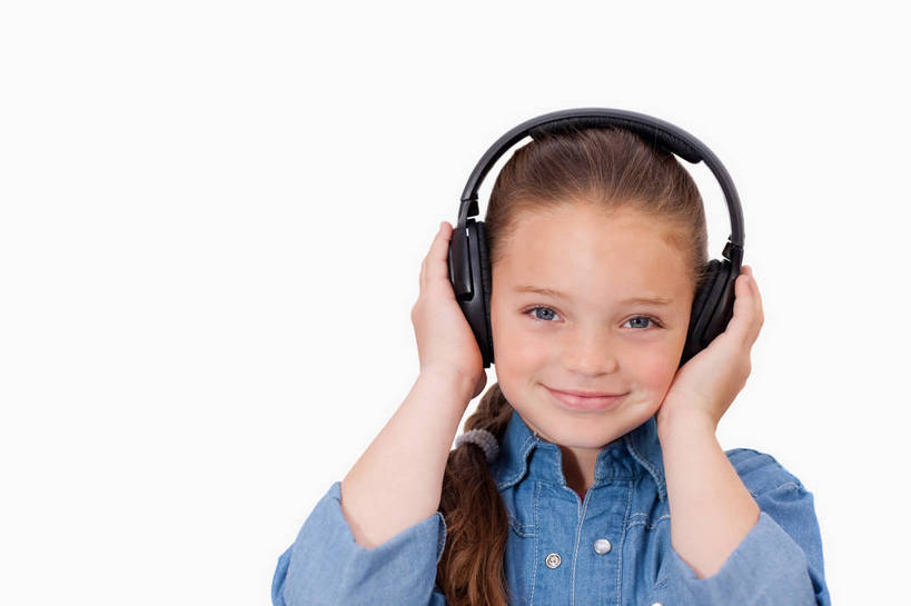 西方人,儿童,脸,头,脸颊,手,一个人,笑,微笑,露齿笑,横图,室内,特写,白天,白色背景,正面,纯洁,欧洲,欧洲人,双手,仅一个女性,仅一个人,握,服装,拿,拿着,注视,休闲装,肩膀,一个,小孩,衣服,蓝色,耳机,耳麦,话筒,观察,看,仅一个小孩,休闲,手部,休闲服,可爱,童年,童趣,握着,摄影,服饰,影棚,单个,观看,察看,麦克风,头戴式耳麦,关注,扩音器,传声器,童真,烂漫,无邪,微音器,天真,女孩,女人,女性,白种人,孩子,头部,脸部,脸蛋,面部,半身,彩图,影棚拍摄,拍摄,头戴式耳机,女生