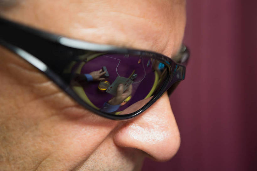 西方人,脸,头,脸颊,一个人,横图,室内,特写,夜晚,侧面,游戏,赌博,贪欲,竞争,欧洲,欧洲人,仅一个男性,仅一个人,仅一个中年男性,一副,阴影,反射,墨镜,眼镜,影子,玩,娱乐,刺激,太阳镜,太阳眼镜,休闲,遮阳镜,赌场,活动,发泄,消遣,智力,博彩,投机,侥幸,欲望,宣泄,男人,男性,中年男性,白种人,头部,脸部,脸蛋,面部,玩耍,嬉戏,半身,彩图,胜负,输赢,娱乐场