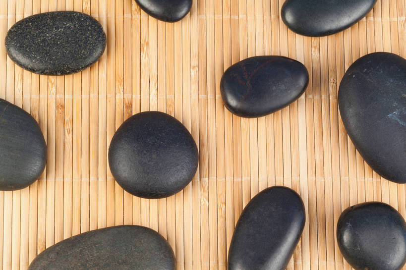 无人,横图,俯视,室内,特写,白天,按摩,美容,石头,桌面,桌子,静物,许多,护肤,阴影,反射,木制,石子,影子,木桌,很多,黑色,木制品,保养,享受,休闲,鹅卵石,放松,保健,按摩石,养颜,热石疗法,石块,彩图,高角度拍摄,木桌子