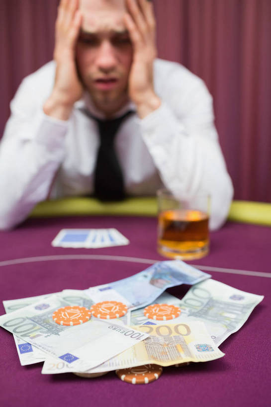 威士忌,西方人,一个人,坐,竖图,室内,夜晚,正面,衬衫,游戏,失败,赌博,贪欲,竞争,钱,杯子,扑克牌,纸牌,玩具,扑克,欧洲,欧洲人,仅一个男性,仅一个人,撑,沮丧,朦胧,模糊,钱币,领带,酒类,玩,注视,娱乐,刺激,玻璃制品,酒,饮料,仅一个年轻男性,水杯,观察,看,休闲,难受,无奈,钞票,金融,纸币,赌场,经济,观看,活动,失望,悲伤,察看,撑着,伤心,难过,象征,庄重,发泄,关注,消遣,智力,失落,赌具,身份,博彩,流通,纸钞,贸易,颓废,投机,侥幸,欲望,挫败,受挫,落败,落空,错过,失足,失意,失策,失算,颓丧,衰颓,悲哀,懊丧,颓靡,气馁,丧气,宣泄,正式,地位,烈酒,败北,挫折,失利,货币,现金,硬币,男人,男性,年轻男性,白种人,玻璃杯,玩耍,嬉戏,坐着,半身,彩图,衬衣,胜负,输赢,娱乐场