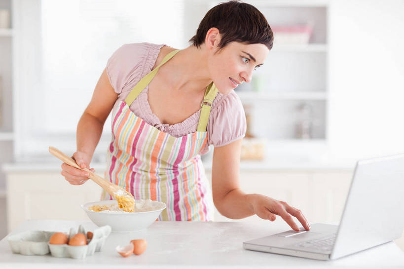 西方人,一个人,站,横图,室内,白天,正面,电脑,笔记本电脑,厨房,窗户,桌面,桌子,欧洲,欧洲人,仅一个女性,仅一个人,敲打,握,阴影,服装,环保,朦胧,模糊,反射,网络,蛋格,粉末,围裙,影子,勺子,墙,蛋,鸡蛋,面粉,粮食,置物架,注视,休闲装,输入,通讯设备,玻璃窗,架子,墙壁,墙面,衣服,白色,调羹,汤匙,打字,低头,观察,看,站着,仅一个中年女性,休闲,休闲服,粉,握着,服饰,能源,观看,点击,一台,敲击,农产品,回收,资源,察看,无线,关注,通信设备,无线网络,陈列架,无线上网,便携式电脑,利用,低碳,原材料,循环,草鸡蛋,蛋托,蛋盒,卵,粉状,垂头,持续,搁架,按键,手提电脑,女人,女性,中年女性,白种人,站立,半身,彩图,灶间,厨房料理台,本鸡蛋,笨鸡蛋,柴鸡蛋,山鸡蛋,土鸡蛋,料理台