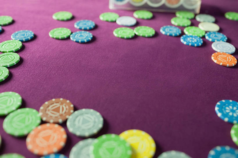 无人,横图,俯视,彩色,室内,特写,夜晚,游戏,赌博,贪欲,竞争,桌面,桌子,静物,玩具,许多,阴影,朦胧,模糊,反射,木制,影子,木桌,很多,玩,娱乐,刺激,紫色,木制品,休闲,筹码,活动,计数,发泄,消遣,智力,赌具,积累,累积,投机,侥幸,欲望,宣泄,筹马,记数,玩耍,嬉戏,彩图,高角度拍摄,木桌子,胜负,输赢