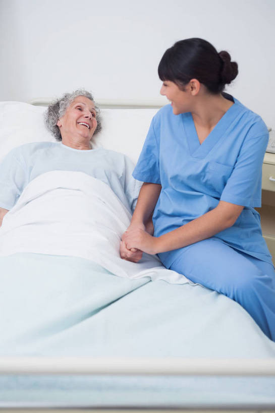 西方人,两个人,病人,护士,医院,坐,躺,握手,竖图,室内,白天,正面,工作服,制服,床,靠垫,欧洲,欧洲人,床单,靠枕,扭头,注视,被子,蓝色,病床,垫子,枕头,观察,看,转头,观看,察看,被单,白衣天使,病服,关注,病患,防护服,隔离服,无菌服,医疗机构,病号服,工作制服,卧着,老年女性,年轻女性,女人,女性,白种人,患者,就医者,搀手,拉手,手搀手,手拉手,手牵手,手握手,躺着,卧,坐着,半身,彩图,工作套服,病院,诊所,病患服,防静电工装,隔工作服,洁净工装,洁净工作服,净化服,无尘工作服,无尘衣,护理床,医疗床,病人服,病员服