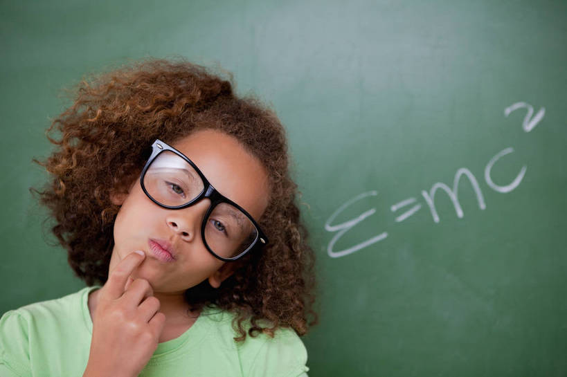 西方人,儿童,脸,头,脸颊,手,一个人,站,横图,室内,特写,白天,正面,T恤衫,纯洁,欧洲,欧洲人,仅一个女性,仅一个人,一副,阴影,服装,反射,英文,标志,符号,数字,文字,眼镜,影子,字符,字母,棕色,T恤,注视,休闲装,标识,肩膀,小孩,衣服,绿色,黑板,观察,看,站着,仅一个小孩,休闲,思考,手部,休闲服,可爱,童年,童趣,教学,阿拉伯数字,服饰,观看,英文字母,单手,察看,关注,数学,公式,近视眼镜,童真,烂漫,无邪,数学公式,思虑,耐磨,教学黑板,天真,女孩,女人,女性,白种人,孩子,头部,卷发,脸部,脸蛋,面部,站立,半身,彩图,短发,女生