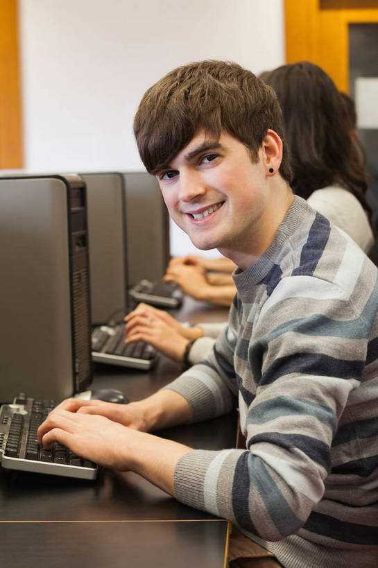 东方人,西方人,三个人,伙伴,朋友,学校,坐,笑,微笑,竖图,室内,白天,侧面,毛衣,友谊,电脑,显示器,鼠标,键盘,桌子,欧洲,欧洲人,亚洲,一排,敲打,整齐,网络,扭头,注视,黄种人,输入,输入设备,通讯设备,书桌,校园,排列,课桌,打字,观察,看,转头,教室,同学,台式电脑,观看,点击,敲击,察看,课堂,校友,队列,关注,通信设备,线衫,输出设备,同窗,学友,毛线衣,绒线衣,友情,按键,男人,男性,年轻男性,年轻女性,女人,女性,白种人,亚洲人,坐着,半身,彩图,绒衣,套衫,套头毛衣,线衣