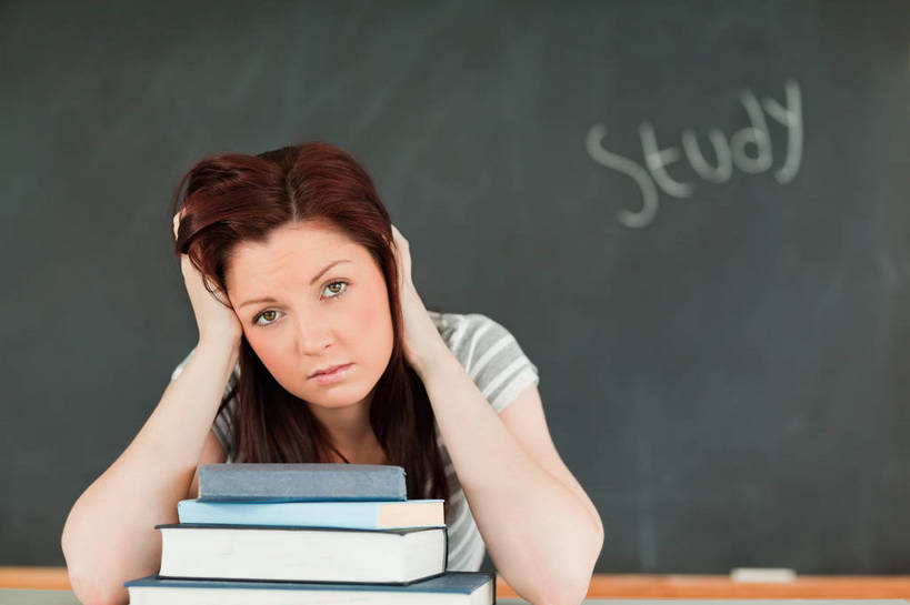 西方人,一个人,学校,坐,室内,白天,正面,失败,桌子,书籍,欧洲,欧洲人,仅一个年轻女性,仅一个女性,仅一个人,一排,撑,服装,沮丧,整齐,英文,笔,标志,工具,文字,字符,字母,托腮,注视,休闲装,标识,书桌,校园,排列,衣服,粉笔,课桌,学习用品,黑板,书本,观察,看,托,休闲,教室,难受,休闲服,无奈,教学,服饰,观看,堆,英文字母,失望,悲伤,文具用品,察看,课堂,伤心,难过,队列,关注,托下巴,失落,颓废,挫败,受挫,落败,落空,错过,失足,失意,失策,失算,颓丧,衰颓,悲哀,懊丧,颓靡,气馁,丧气,耐磨,白垩,教学黑板,双手托腮,败北,挫折,失利,年轻女性,女人,女性,白种人,书,图书,坐着,半身,彩图