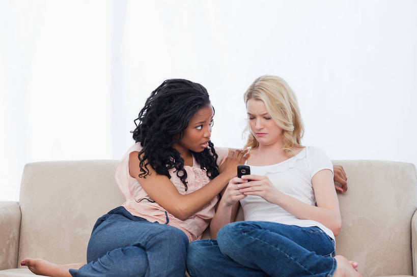 西方人,两个人,伙伴,朋友,客厅,坐,打电话,横图,室内,白天,正面,友谊,沙发,电话,手机,欧洲,非洲,黑人,欧洲人,阴影,服装,裤子,反射,影子,墙,注视,牛仔裤,休闲装,通讯设备,墙壁,墙面,衣服,白色,低头,观察,看,休闲,休闲服,搭,服饰,观看,安慰,察看,起居室,抚慰,搭着,关注,布艺沙发,一部,垂头,客堂,劝慰,交流,友情,年轻女性,女人,女性,白种人,非洲人,沟通,通话,坐着,半身,彩图