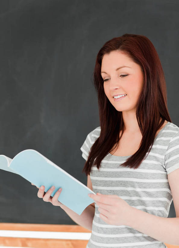 西方人,一个人,学生,学校,站,笑,捏,微笑,露齿笑,竖图,室内,白天,正面,T恤衫,书籍,欧洲,欧洲人,仅一个年轻女性,仅一个女性,仅一个人,一本,握,阴影,条纹,服装,反射,影子,拿,捏着,T恤,拿着,注视,休闲装,校园,衣服,黑板,书本,观察,看,站着,休闲,教室,休闲服,教学,握着,服饰,观看,察看,课堂,关注,耐磨,教学黑板,年轻女性,女人,女性,白种人,书,图书,站立,半身,彩图