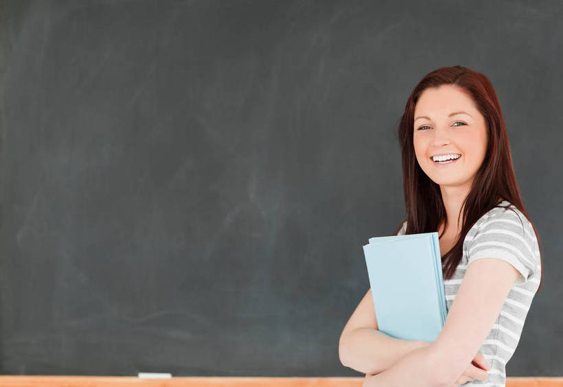 西方人,一个人,学生,学校,站,抱,笑,微笑,露齿笑,横图,室内,白天,侧面,T恤衫,欧洲,欧洲人,仅一个年轻女性,仅一个女性,仅一个人,服装,笔,工具,记事本,T恤,扭头,注视,休闲装,校园,衣服,蓝色,本子,笔记本,粉笔,学习用品,黑板,观察,看,站着,转头,休闲,教室,休闲服,教学,服饰,抱着,观看,两本,文具用品,一支,察看,课堂,搂着,关注,耐磨,白垩,教学黑板,年轻女性,女人,女性,白种人,搂,站立,半身,彩图