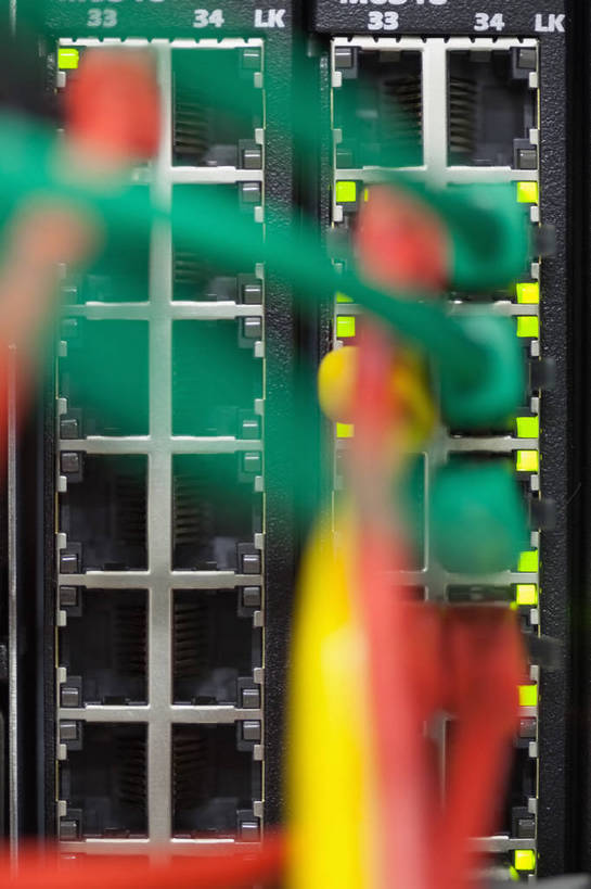 无人,竖图,室内,特写,白天,正面,通讯,电脑,显示器,鼠标,键盘,数据,静物,朦胧,模糊,传输,网络,输入设备,通讯设备,黄色,红色,绿色,台式电脑,网线,通信设备,水晶头,输出设备,线缆,彩图