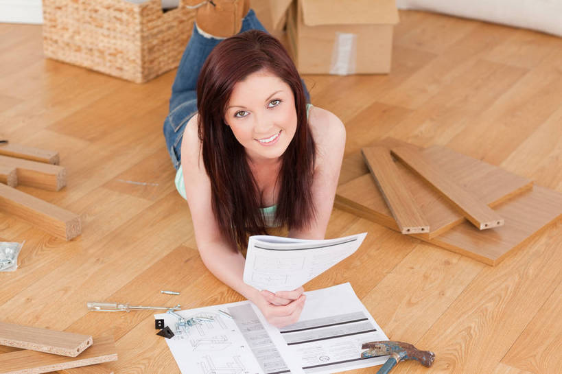 西方人,一个人,笑,微笑,露齿笑,横图,俯视,室内,白天,地板,欧洲,欧洲人,仅一个年轻女性,仅一个女性,仅一个人,敲打,握,服装,包装,材料,锤子,档案,工具,榔头,文件,纸,纸箱,地面,凌乱,拿,拿着,注视,休闲装,木地板,衣服,容器,手稿,箱子,资料,观察,看,趴着,休闲,休闲服,握着,服饰,观看,证明,五金,察看,混乱,变形,紧固,关注,矫正,文档,纸板箱,塑形,包装箱,牢固,纷乱,缭乱,庞杂,年轻女性,女人,女性,白种人,趴,半身,彩图,高角度拍摄