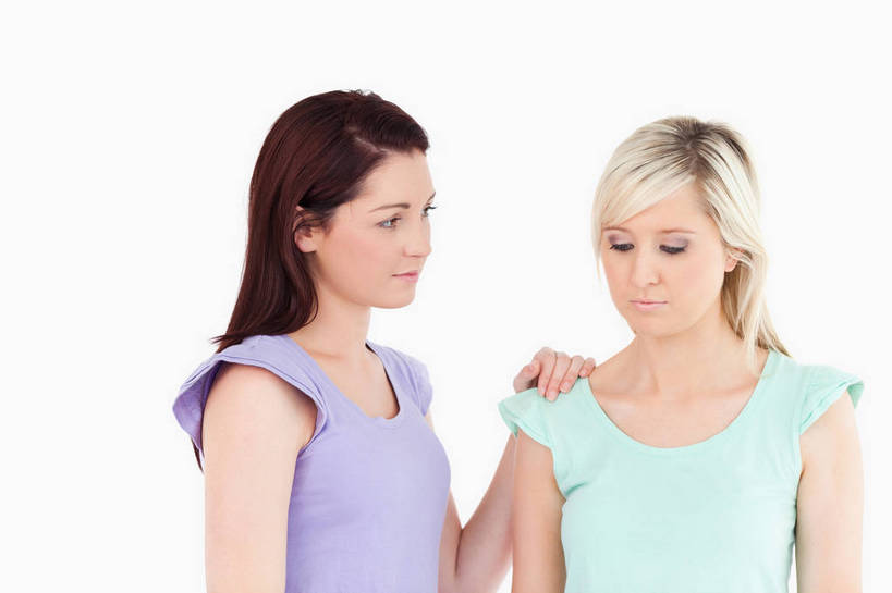 西方人,两个人,伙伴,朋友,站,横图,室内,白天,白色背景,正面,友谊,欧洲,欧洲人,握,服装,拿,拿着,注视,休闲装,衣服,绿色,紫色,低头,观察,看,站着,休闲,休闲服,握着,摄影,服饰,影棚,观看,安慰,察看,抚慰,关注,垂头,劝慰,友情,年轻女性,女人,女性,白种人,站立,半身,彩图,影棚拍摄,拍摄