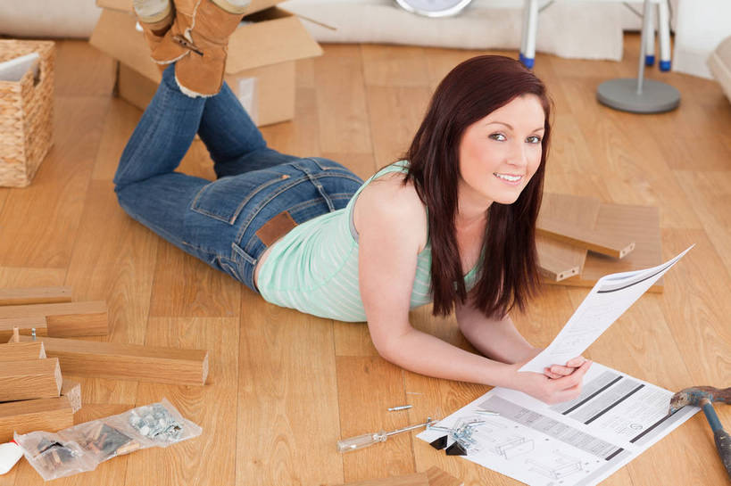 西方人,一个人,笑,微笑,露齿笑,横图,俯视,室内,白天,地板,金属制品,欧洲,欧洲人,仅一个年轻女性,仅一个女性,仅一个人,连接,敲打,握,阴影,组合,服装,裤子,反射,金属,包装,材料,锤子,档案,工具,榔头,文件,影子,纸,纸箱,手工,地面,凌乱,拿,拿着,注视,牛仔裤,休闲装,木地板,衣服,容器,手稿,箱子,资料,观察,看,趴着,休闲,休闲服,握着,服饰,观看,螺丝刀,起子,链接,证明,五金,胶水,察看,混乱,变形,紧固,粘合剂,关注,拼接,矫正,拼凑,文档,纸板箱,塑形,包装箱,手工艺,拼合,凑集,聚合,撮合,链结,牢固,改锥,纷乱,缭乱,庞杂,胶黏剂,胶粘剂,黏合剂,美术工艺,年轻女性,女人,女性,白种人,趴,抬头,仰头,彩图,高角度拍摄,全身