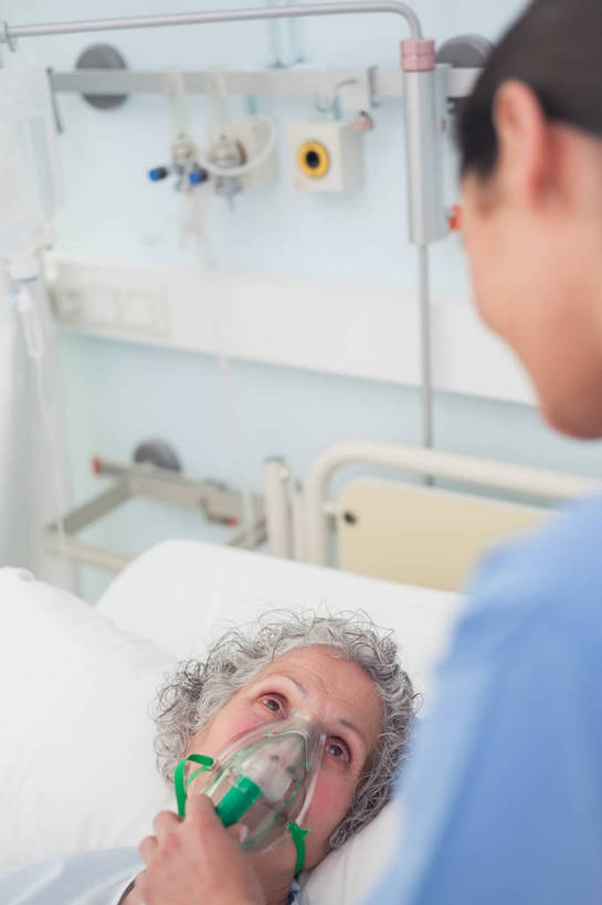 西方人,两个人,病人,护士,医院,站,躺,竖图,俯视,室内,白天,工作服,制服,床,靠垫,欧洲,欧洲人,朦胧,模糊,床单,靠枕,注视,被子,蓝色,病床,垫子,枕头,观察,看,站着,氧气瓶,观看,察看,医疗,医疗设备,氧气面罩,被单,白衣天使,病服,关注,病患,医疗器械,防护服,隔离服,无菌服,医疗机构,病号服,工作制服,卧着,老年女性,女人,女性,中年女性,白种人,患者,就医者,躺着,卧,站立,半身,彩图,高角度拍摄,工作套服,病院,诊所,病患服,防静电工装,隔工作服,洁净工装,洁净工作服,净化服,无尘工作服,无尘衣,护理床,医疗床,病人服,病员服