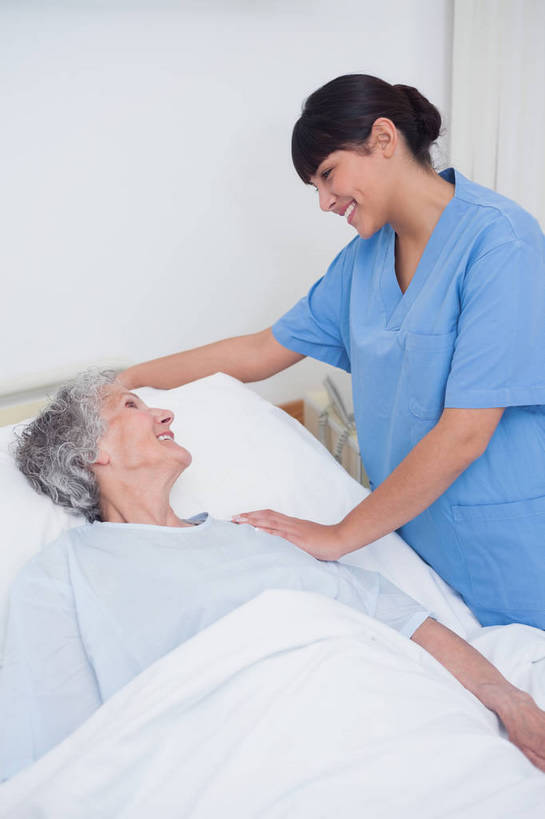 西方人,两个人,病人,护士,医院,站,躺,笑,摸,微笑,露齿笑,竖图,俯视,室内,白天,工作服,制服,床,靠垫,欧洲,欧洲人,抚摸,朦胧,模糊,床单,靠枕,注视,被子,病床,垫子,枕头,低头,观察,看,站着,观看,察看,被单,白衣天使,病服,关注,病患,防护服,隔离服,无菌服,医疗机构,病号服,垂头,工作制服,卧着,老年女性,年轻女性,女人,女性,白种人,患者,就医者,触摸,接触,躺着,卧,站立,半身,彩图,高角度拍摄,工作套服,病院,诊所,病患服,防静电工装,隔工作服,洁净工装,洁净工作服,净化服,无尘工作服,无尘衣,护理床,医疗床,病人服,病员服