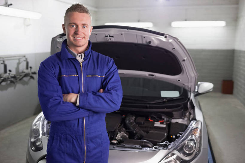 西方人,一个人,工厂,站,笑,双手交叉,微笑,露齿笑,横图,室内,白天,正面,工作服,制服,机器,窗户,汽车,欧洲,欧洲人,仅一个男性,仅一个人,一辆,注视,玻璃窗,车,工人,仅一个年轻男性,蓝色,交通工具,轿车,打开,观察,看,站着,发动机,机械,工业,观看,马达,察看,双手抱胸,开启,关注,载具,工作制服,电动机,男人,男性,年轻男性,白种人,员工,站立,半身,彩图,工作套服,制造厂,电动马达,机械工人,匠人,劳动者,体力工,生产工厂