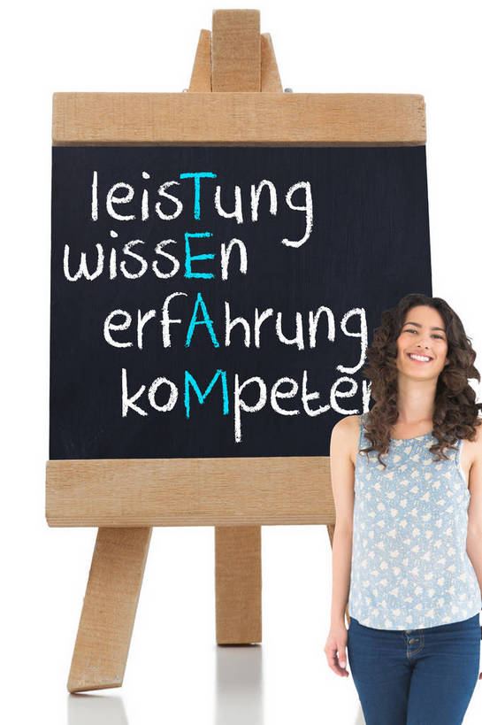 西方人,一个人,无人,站,笑,微笑,露齿笑,竖图,室内,白天,白色背景,正面,T恤衫,数码,科技,欧洲,欧洲人,仅一个年轻女性,仅一个女性,仅一个人,一排,许多,阴影,服装,裤子,整齐,反射,网络,木制,标志,文字,影子,字符,字母,棕色,很多,高光,几何,计算机图形,T恤,合成,注视,牛仔裤,休闲装,标识,架子,排列,衣服,蓝色,白色,黑色,木制品,黑板,观察,看,站着,休闲,休闲服,教学,服饰,观看,支撑,固定,电脑合成图,数码合成图,察看,合成图,队列,关注,写实,具体,具象,耐磨,教学黑板,年轻女性,女人,女性,白种人,长发,卷发,站立,半身,彩图