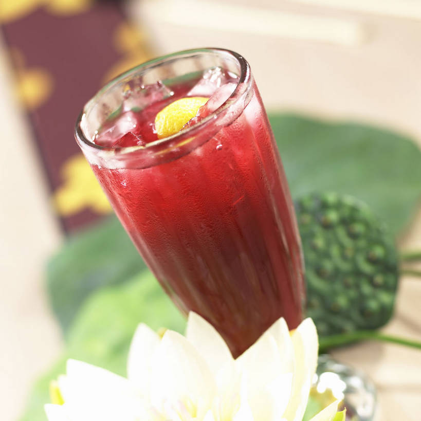 无人,方图,俯视,室内,特写,白天,幸福,纯洁,餐桌,茶,桌子,莲花,杯子,叶子,阴影,朦胧,模糊,盛开,反射,影子,冰,冰块,茶叶,荷叶,饮品,一杯,花蕾,娱乐,冷冻,玻璃制品,花,花瓣,花朵,鲜花,一朵,一个,红色,白色,水杯,花茶,花苞,花蕊,享受,休闲,温馨,放松,寒冷,乐趣,保健,养生,莲蓬,冷藏,单个,餐台,莲蓬子,莲子肉,花草茶,冰冷,提神,舒适,富贵,神圣,醒脑,纯净,莲叶,六月花神,香花茶,香片,熏花茶,正直,保鲜,冰茶,洛神果,洛神花,洛神葵,玫瑰茄,鞭蕖,鞭蓉,芙蕖,菡萏,荷花,六月春,藕花,水旦,水芙蓉,水华,水芸,溪客,叶,叶片,玻璃杯,彩图,高角度拍摄,洛神花茶,shjb1