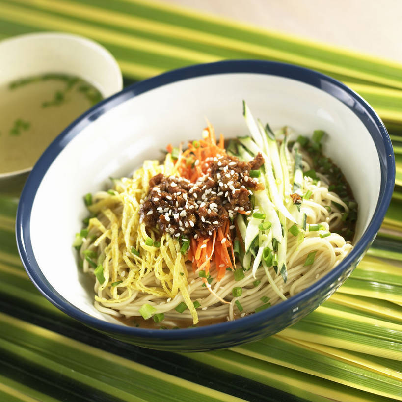 面食,面条,无人,方图,俯视,室内,特写,白天,烹饪,中餐,餐桌,桌子,萝卜,胡萝卜,黄瓜,蔬菜,叶子,阴影,新鲜,反射,影子,陶瓷,调料,酱料,酱汁,面,佐料,料理,食品,绿叶,陶瓷制品,调味品,调味料,酱,菜肴,美食,食物,两个,容器,碗,中式,嫩叶,佳肴,有机食品,绿色食品,餐台,中华料理,储藏,储存,川菜,黄萝卜,番萝卜,芝麻酱,四川菜,叶,叶片,青瓜,胡瓜,红萝卜,甘荀,彩图,高角度拍摄,麻酱,丁香萝卜,胡芦菔金,金笋,担担面,贮存,shjb1