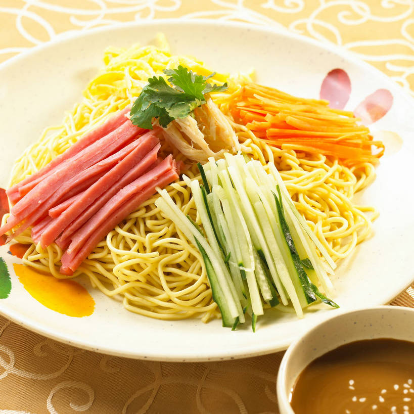 面食,面条,无人,方图,俯视,室内,特写,白天,烹饪,中餐,餐桌,桌子,萝卜,胡萝卜,黄瓜,蔬菜,餐具,一堆,许多,阴影,堆叠,堆积,新鲜,反射,布料,碟子,盘,影子,陶瓷,调料,鸡肉,酱料,酱汁,面,肉,佐料,料理,食品,陶瓷制品,冷面,凉面,调味品,很多,调味料,布纹,火腿,猪肉,酱,菜肴,美食,肉类,桌布,食物,腌制,两个,盘子,餐巾,碟,台布,中式,佳肴,有机食品,绿色食品,餐台,中华料理,堆,川菜,黄萝卜,番萝卜,肉食,芝麻酱,豚肉,熏制,四川菜,火肉,兰熏,猪腿,青瓜,胡瓜,红萝卜,甘荀,餐桌布,彩图,高角度拍摄,麻酱,丁香萝卜,胡芦菔金,金笋,鸡丝凉面,麻酱鸡丝凉面,shjb1