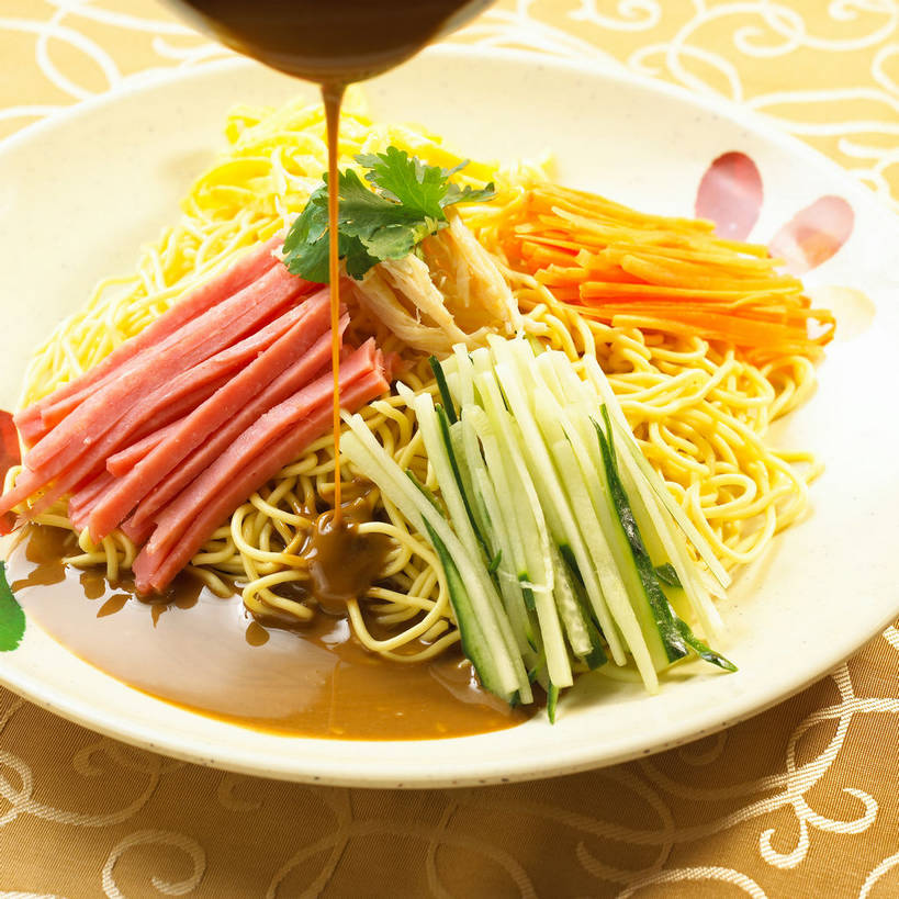 面食,面条,无人,方图,俯视,室内,特写,白天,烹饪,中餐,餐桌,桌子,萝卜,胡萝卜,黄瓜,蔬菜,餐具,一堆,许多,倒,阴影,堆叠,堆积,新鲜,反射,布料,碟子,盘,影子,陶瓷,调料,鸡肉,酱料,酱汁,面,肉,佐料,料理,食品,陶瓷制品,冷面,凉面,调味品,很多,调味料,布纹,火腿,猪肉,酱,菜肴,美食,肉类,桌布,食物,腌制,两个,盘子,餐巾,碟,台布,中式,佳肴,有机食品,绿色食品,餐台,中华料理,堆,川菜,黄萝卜,番萝卜,肉食,芝麻酱,豚肉,熏制,四川菜,火肉,兰熏,猪腿,青瓜,胡瓜,红萝卜,甘荀,餐桌布,彩图,高角度拍摄,麻酱,丁香萝卜,胡芦菔金,金笋,鸡丝凉面,麻酱鸡丝凉面,shjb1