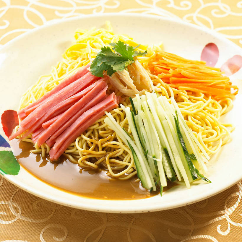 面食,面条,无人,方图,俯视,室内,特写,白天,烹饪,中餐,餐桌,桌子,萝卜,胡萝卜,黄瓜,蔬菜,餐具,一堆,许多,阴影,堆叠,堆积,新鲜,反射,布料,碟子,盘,影子,陶瓷,调料,鸡肉,酱料,酱汁,面,肉,佐料,料理,食品,陶瓷制品,冷面,凉面,调味品,很多,调味料,布纹,火腿,猪肉,酱,菜肴,美食,肉类,桌布,食物,腌制,两个,盘子,餐巾,碟,台布,中式,佳肴,有机食品,绿色食品,餐台,中华料理,堆,川菜,黄萝卜,番萝卜,肉食,芝麻酱,豚肉,熏制,四川菜,火肉,兰熏,猪腿,青瓜,胡瓜,红萝卜,甘荀,餐桌布,彩图,高角度拍摄,麻酱,丁香萝卜,胡芦菔金,金笋,鸡丝凉面,麻酱鸡丝凉面,shjb1