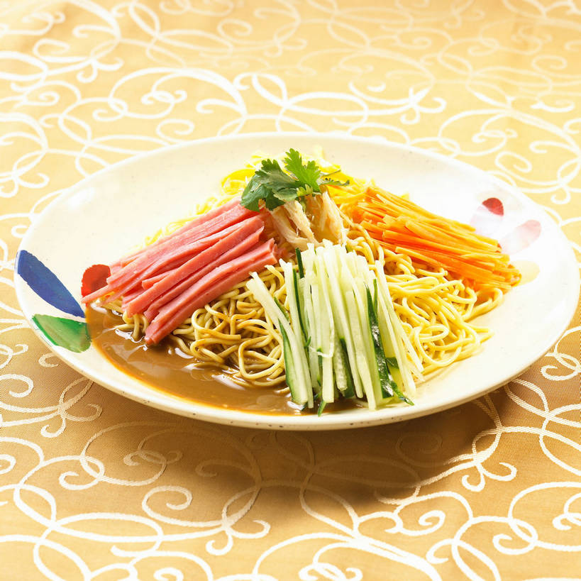 面食,面条,无人,方图,俯视,室内,特写,白天,烹饪,中餐,餐桌,桌子,萝卜,胡萝卜,黄瓜,蔬菜,餐具,一堆,许多,阴影,堆叠,堆积,新鲜,反射,布料,碟子,盘,影子,陶瓷,调料,鸡肉,酱料,酱汁,面,肉,佐料,料理,食品,陶瓷制品,冷面,凉面,调味品,很多,调味料,布纹,火腿,猪肉,酱,菜肴,美食,肉类,桌布,食物,腌制,两个,盘子,餐巾,碟,台布,中式,佳肴,有机食品,绿色食品,餐台,中华料理,堆,川菜,黄萝卜,番萝卜,肉食,芝麻酱,豚肉,熏制,四川菜,火肉,兰熏,猪腿,青瓜,胡瓜,红萝卜,甘荀,餐桌布,彩图,高角度拍摄,麻酱,丁香萝卜,胡芦菔金,金笋,鸡丝凉面,麻酱鸡丝凉面,shjb1