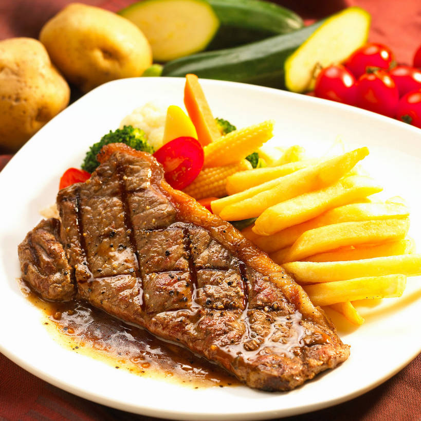 无人,方图,俯视,室内,特写,白天,烹饪,西餐,玉米,餐桌,桌子,萝卜,胡萝卜,黄瓜,蔬菜,土豆,西红柿,小番茄,餐具,一块,新鲜,棒子,碟子,盘,陶瓷,西兰花,玉蜀黍,调料,调味,肉,香料,佐料,牛排,牛肉,料理,食品,陶瓷制品,黑胡椒,调味品,调味料,薯条,菜肴,美食,肉类,食物,一个,红色,白色,盘子,碟,快餐,西式,佳肴,有机食品,绿色食品,单个,餐台,苞米,配料,苞芦,黄萝卜,番萝卜,肉食,西式快餐,垃圾食品,苞谷,馍馍蛋,作料,包谷,大蜀黍,番麦,薏米包,玉高粱,玉麦,珍珠米,小玉米,甘蓝花,小西红柿,樱桃小番茄,珍珠小番茄,玉米笋,樱桃番茄,洋芋,圣女果,山药蛋,青瓜,马铃薯,胡椒,胡瓜,红萝卜,甘荀,番茄,彩图,高角度拍摄,丁香萝卜,胡芦菔金,金笋,绿菜花,绿花菜,青花菜,蔬菜皇冠,shjb1