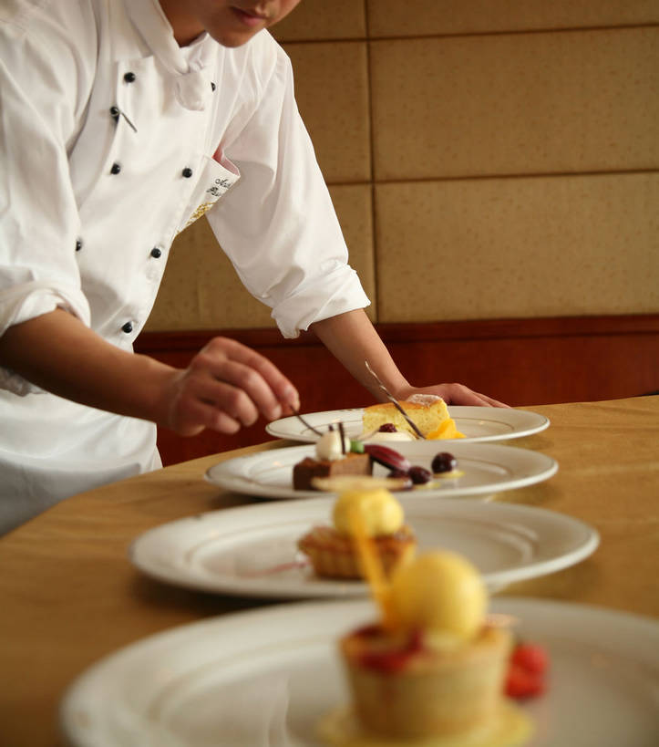 点心,东方人,一个人,餐厅,站,竖图,室内,白天,侧面,工作服,制服,下午茶,餐桌,桌子,草莓,浆果,樱桃,餐具,水果,亚洲,仅一个男性,仅一个人,撑,弯腰,握,服装,新鲜,木制,碟子,盘,陶瓷,生食,食品,冰激凌,果实,陶瓷制品,清凉,黄种人,食物,糕点,仅一个年轻男性,衣服,白色,盘子,木制品,碟,饼干,冷饮,零食,站着,舒服,冰淇淋,握着,服饰,有机食品,绿色食品,餐台,解暑,撑着,衣着,穿着,解渴,面点师,厨师服,雪糕,烘焙师,舒爽,弯身,冰糕,消暑,工作制服,衣饰,男人,男性,年轻男性,亚洲人,樱珠,莺桃,英桃,洋莓,楔桃,水果皇后,牛桃,荆桃,红莓,地莓,站立,半身,彩图,工作套服,餐馆,饭店,饭馆,蛋糕,shjb1