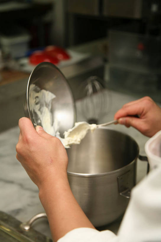 东方人,手,一个人,厨师,餐厅,竖图,俯视,室内,特写,白天,工作服,制服,烹饪,厨房,桌面,桌子,厨具,金属制品,亚洲,双手,仅一个男性,仅一个人,一把,倒,握,服装,朦胧,模糊,金属,炖锅,锅子,勺子,黄种人,锅,仅一个年轻男性,一个,衣服,白色,打蛋器,调羹,搅拌器,汤匙,奶油,手部,握着,服饰,单个,锅具,乳制品,衣着,穿着,面点师,厨师服,烘焙师,烹饪用具,激凌,克林姆,淇淋,工作制服,衣饰,手动打蛋器,男人,男性,年轻男性,亚洲人,厨师长,厨子,大厨,主厨,烹调用具,烹调,半身,彩图,高角度拍摄,工作套服,灶间,餐馆,饭店,饭馆,厨房料理台,料理台,shjb1