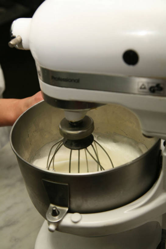 东方人,手,一个人,厨师,餐厅,竖图,俯视,室内,特写,白天,烹饪,厨房,桌面,桌子,厨具,金属制品,亚洲,仅一个男性,仅一个人,握,朦胧,模糊,金属,炖锅,锅子,黄种人,锅,仅一个年轻男性,一个,打蛋器,搅拌器,奶油,搅拌,手部,握着,单个,锅具,单手,乳制品,面点师,烘焙师,烹饪用具,激凌,克林姆,淇淋,电动打蛋器,男人,男性,年轻男性,亚洲人,厨师长,厨子,大厨,主厨,烹调用具,烹调,半身,彩图,高角度拍摄,灶间,餐馆,饭店,饭馆,厨房料理台,料理台,shjb1