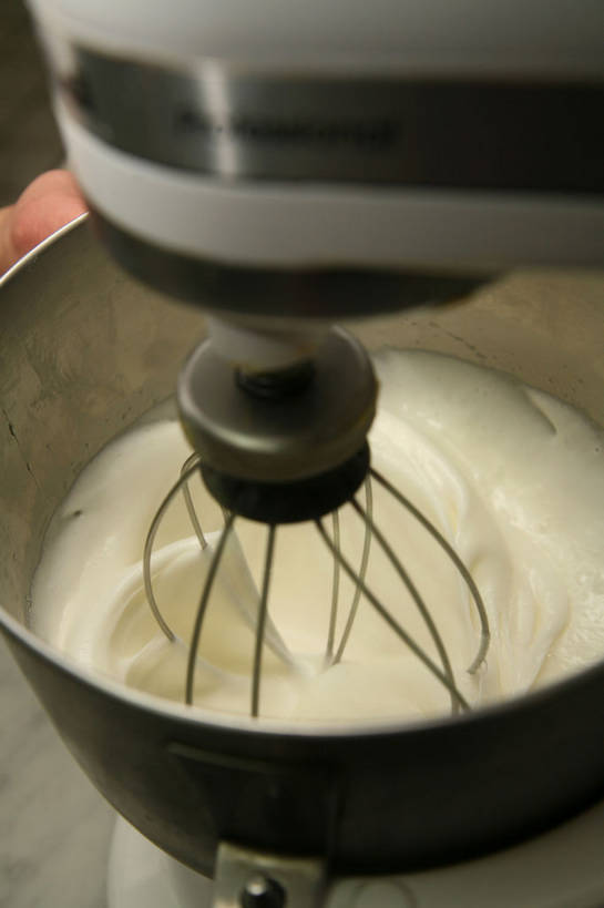 东方人,手,一个人,厨师,餐厅,竖图,俯视,室内,特写,白天,烹饪,厨房,桌面,桌子,厨具,金属制品,亚洲,仅一个男性,仅一个人,握,朦胧,模糊,金属,炖锅,锅子,黄种人,锅,仅一个年轻男性,一个,打蛋器,搅拌器,奶油,搅拌,手部,握着,单个,锅具,单手,乳制品,面点师,烘焙师,烹饪用具,激凌,克林姆,淇淋,电动打蛋器,男人,男性,年轻男性,亚洲人,厨师长,厨子,大厨,主厨,烹调用具,烹调,半身,彩图,高角度拍摄,灶间,餐馆,饭店,饭馆,厨房料理台,料理台,shjb1