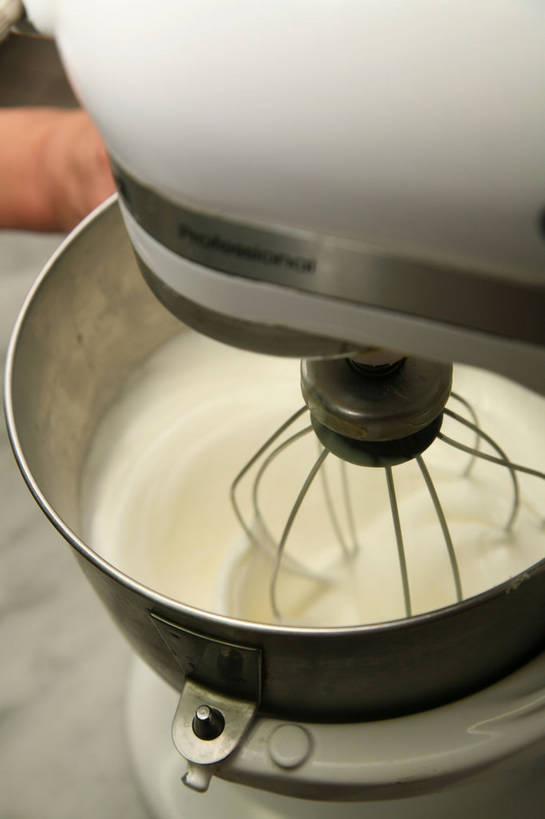 东方人,手,一个人,厨师,餐厅,竖图,俯视,室内,特写,白天,烹饪,厨房,桌面,桌子,厨具,金属制品,亚洲,仅一个男性,仅一个人,握,朦胧,模糊,金属,炖锅,锅子,黄种人,锅,仅一个年轻男性,一个,打蛋器,搅拌器,奶油,搅拌,手部,握着,单个,锅具,单手,乳制品,面点师,烘焙师,烹饪用具,激凌,克林姆,淇淋,电动打蛋器,男人,男性,年轻男性,亚洲人,厨师长,厨子,大厨,主厨,烹调用具,烹调,半身,彩图,高角度拍摄,灶间,餐馆,饭店,饭馆,厨房料理台,料理台,shjb1