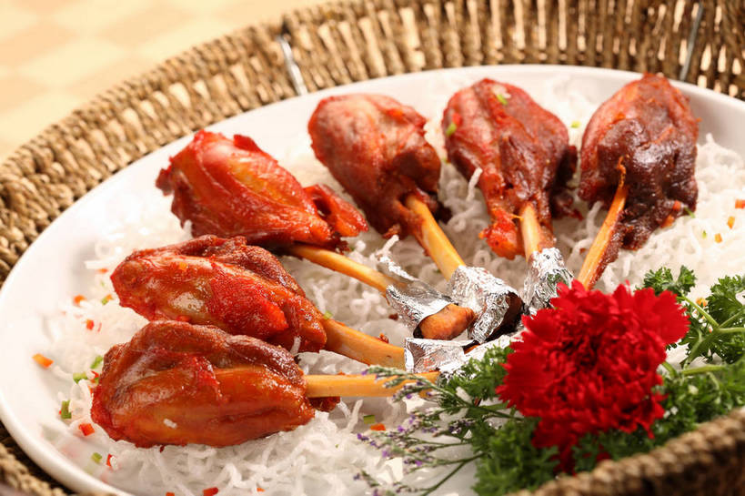 无人,交叉,横图,俯视,室内,特写,白天,烹饪,中餐,餐桌,桌子,竹子,餐具,叶子,许多,阴影,竹制,盛开,编织,反射,包装,包装纸,碟子,篮子,铝箔纸,盘,锡箔纸,影子,纸,肉,料理,食品,绿叶,纸张,很多,花蕾,鸭肉,菜肴,美食,肉类,花,花瓣,花朵,鲜花,食物,排列,两个,一朵,红色,盘子,竹篮,碟,花苞,花蕊,中式,嫩叶,佳肴,餐台,中华料理,竹条,交织,配菜,包装材料,竹制品,肉食,锡箔,铝箔,摆列,穿插,叶,叶片,彩图,高角度拍摄,布列,分列,shjb1