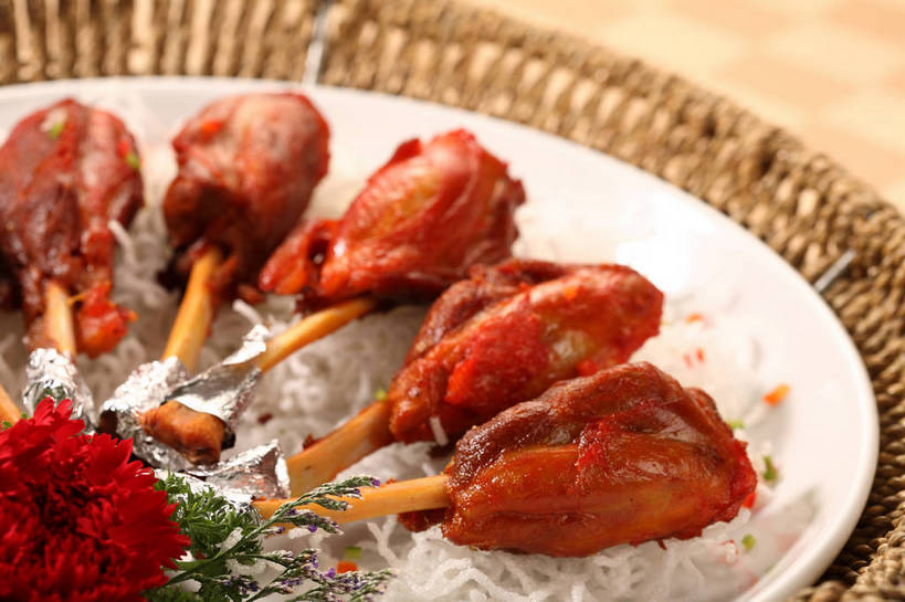 无人,交叉,横图,俯视,室内,特写,白天,烹饪,中餐,餐桌,桌子,竹子,餐具,叶子,许多,阴影,竹制,盛开,编织,反射,包装,包装纸,碟子,篮子,铝箔纸,盘,锡箔纸,影子,纸,肉,料理,食品,绿叶,纸张,很多,花蕾,鸭肉,菜肴,美食,肉类,花,花瓣,花朵,鲜花,食物,排列,两个,一朵,红色,盘子,竹篮,碟,花苞,花蕊,中式,嫩叶,佳肴,餐台,中华料理,竹条,交织,配菜,包装材料,竹制品,肉食,锡箔,铝箔,摆列,穿插,叶,叶片,彩图,高角度拍摄,布列,分列,shjb1