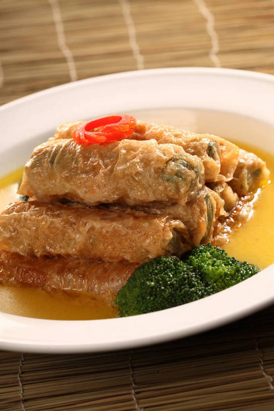 无人,竖图,俯视,室内,特写,白天,烹饪,中餐,餐桌,桌子,蔬菜,餐具,阴影,竹制,新鲜,反射,碟子,盘,影子,竹席,西兰花,肉,料理,食品,猪肉,菜肴,美食,肉类,食物,一个,绿色,白色,盘子,碟,中式,佳肴,有机食品,绿色食品,单个,餐台,中华料理,竹制品,肉食,豚肉,甘蓝花,豆腐皮包肉,豆腐衣包肉,彩图,高角度拍摄,绿菜花,绿花菜,青花菜,蔬菜皇冠,shjb1